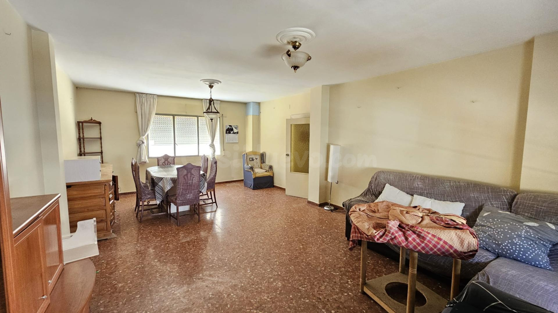 ¡¡ CASA CON COCHERA CERRADA Y LOCAL EN EL BARRIO NARANJO !!