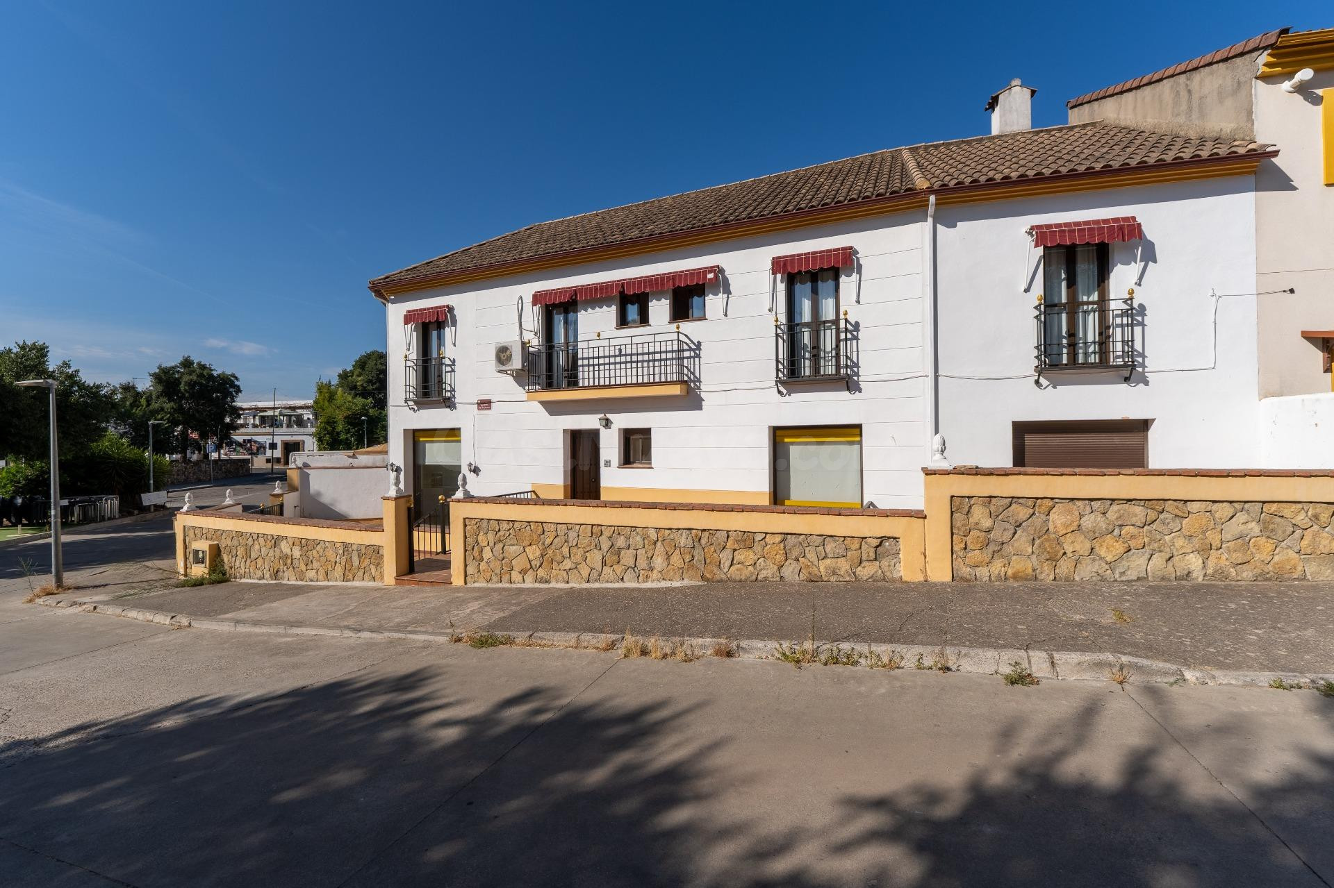 ¡¡ CASA PARA ENTRAR A VIVIR CON GARAJE, SÓTANO Y PATIO EN ZONA DE TRASSIERRA !!