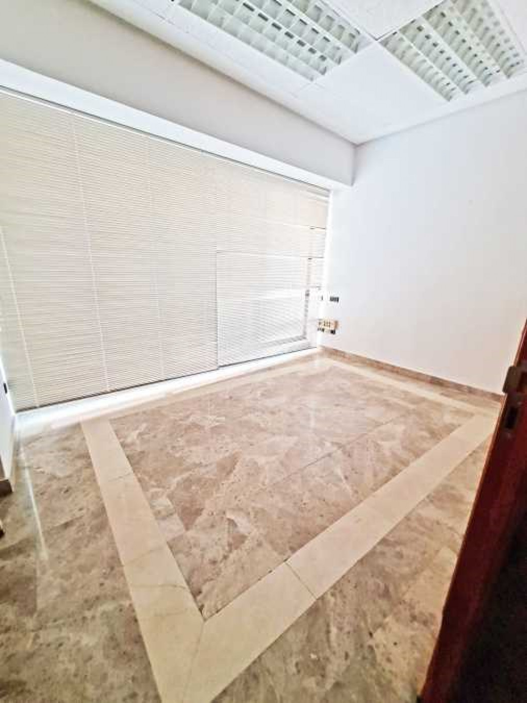 EN VENTA LOCAL COMERCIAL EN NOVELDA , ZONA TRAVESÍA