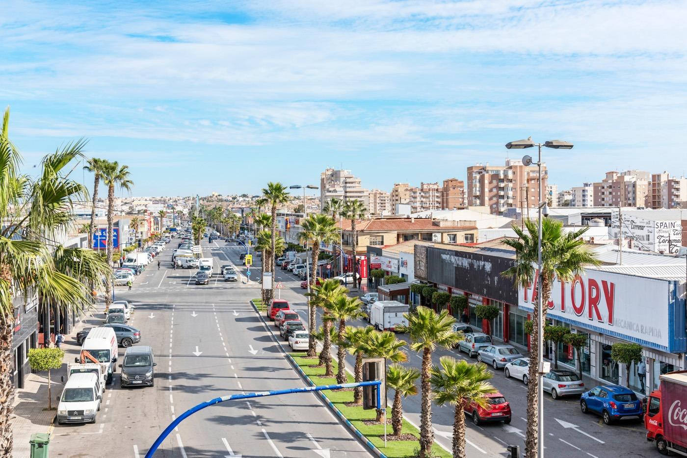 EN VENTA GRAN PISO EN TORREVIEJA, ZONA CORTES VALENCIANAS,  EN LA PLAYA DEL CURA