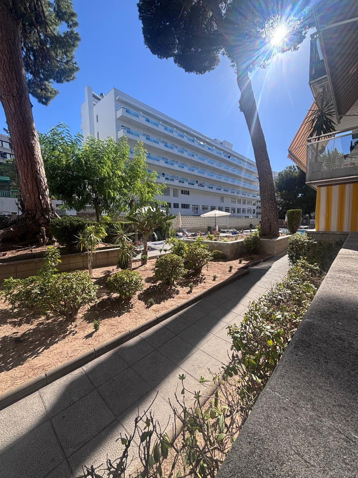 Tu refugio en Salou: bajo con amplia terraza y piscina comunitaria