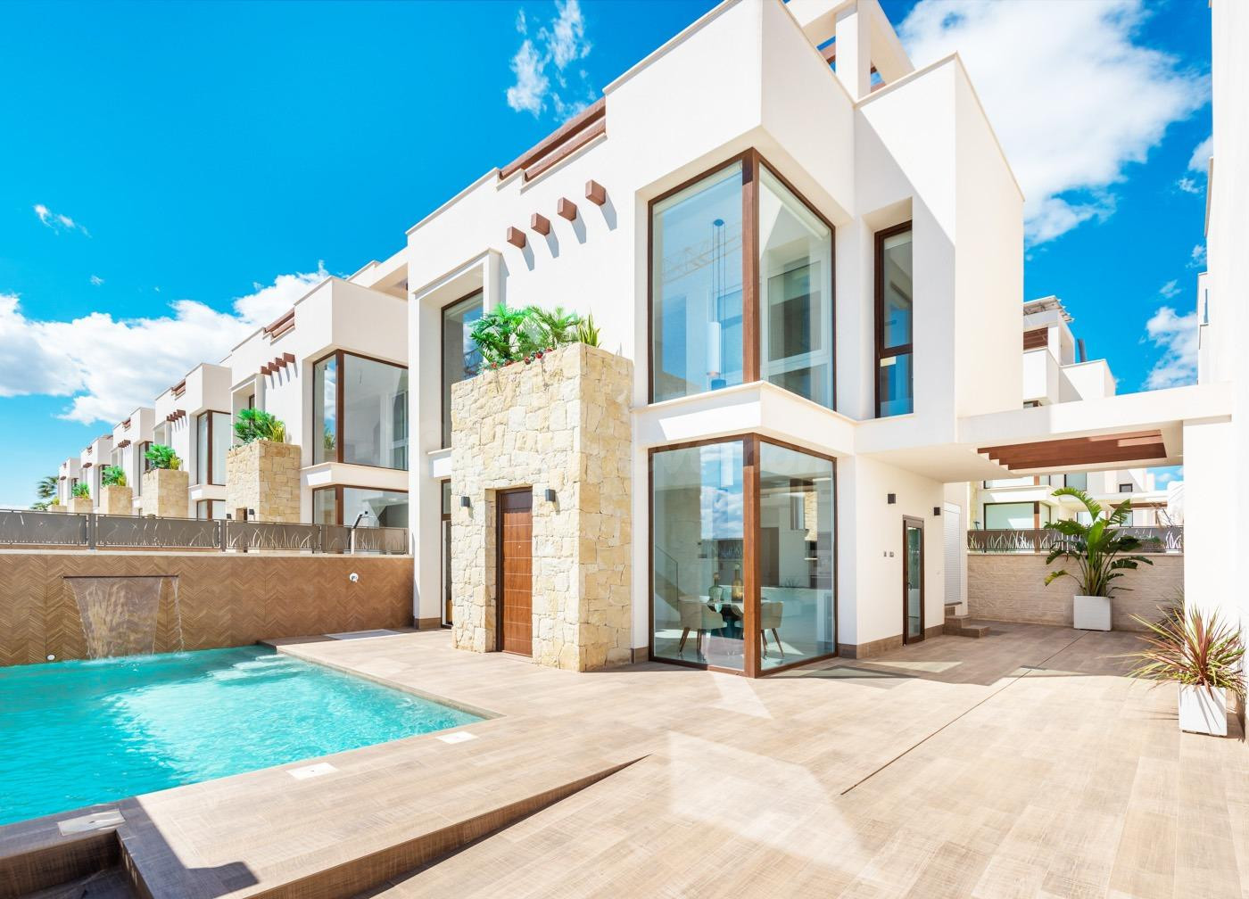 EN VENTA CHALET A ESTRENAR EN ROJALES/TORREVIEJA, EN LA ZONA DE LA LAGUNA DE LA MATA