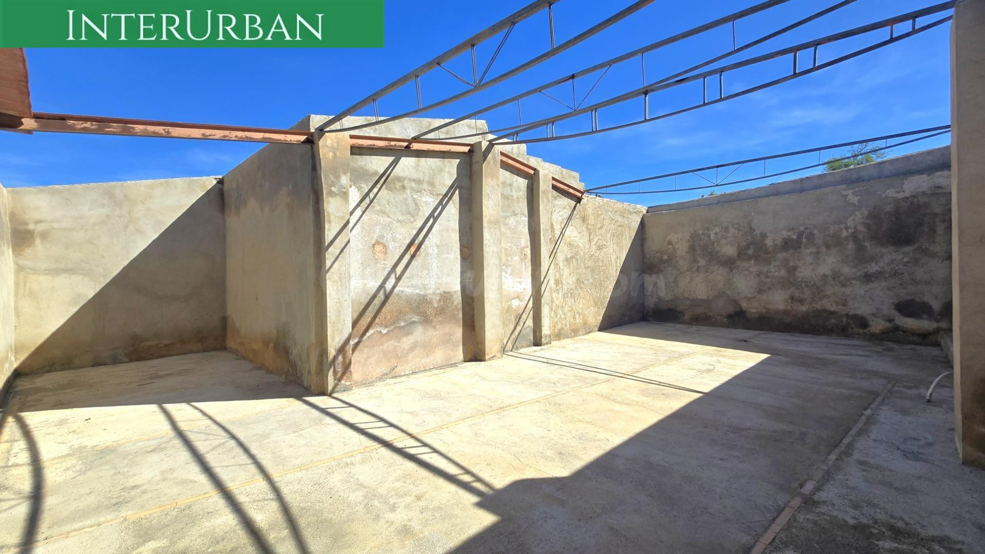 Espacio urbano de 95 m2 en Llíria con gran potencial – ideal almacén, garaje o inversión