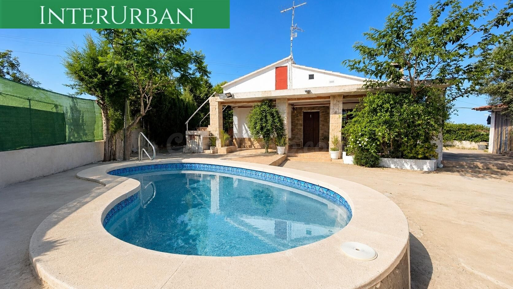 INTERURBAN S.L. vende Chalet independiente con piscina y gran parcela a 3 minutos de Vilamarxant