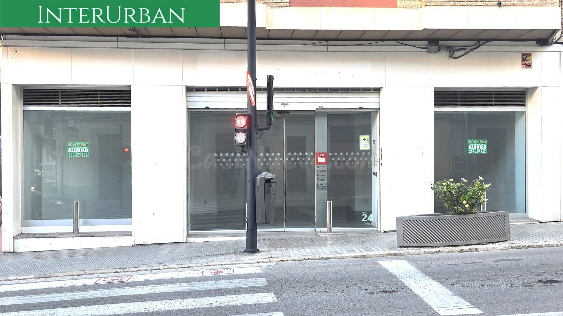 Esquina, luz y visibilidad total — local listo para negocio en pleno centro de Llíria