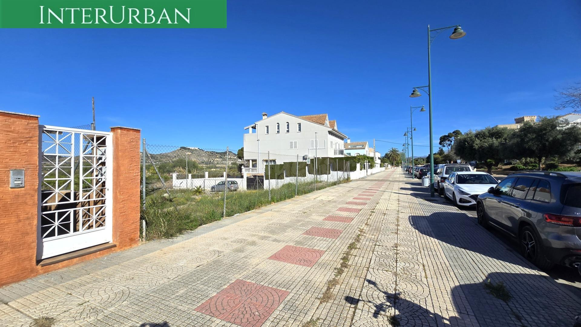 Parcela urbana esquinera de 536 m2 en Benissanó – zona exclusiva, ideal chalet con garaje y piscina