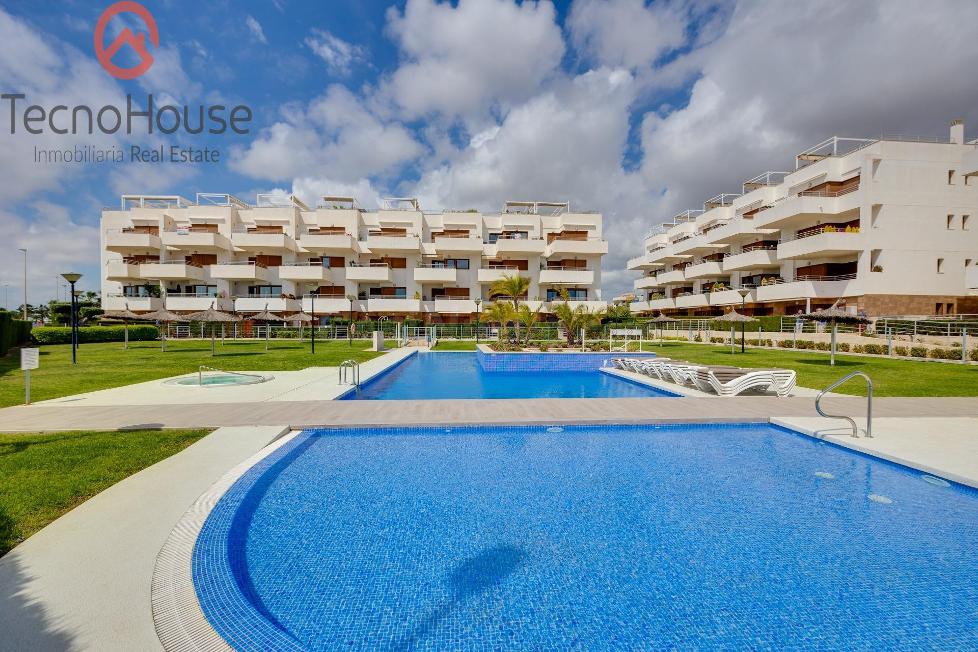 Moderno Piso en Residencial Terrazas De Campoamor con Vistas al Mar