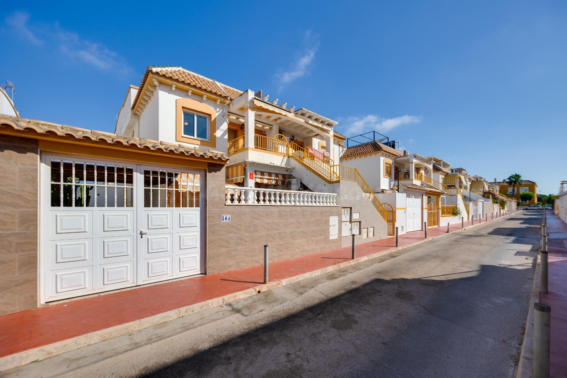 Bungalow alto 2 dormitorios en urbanización con piscina y zona deportiva