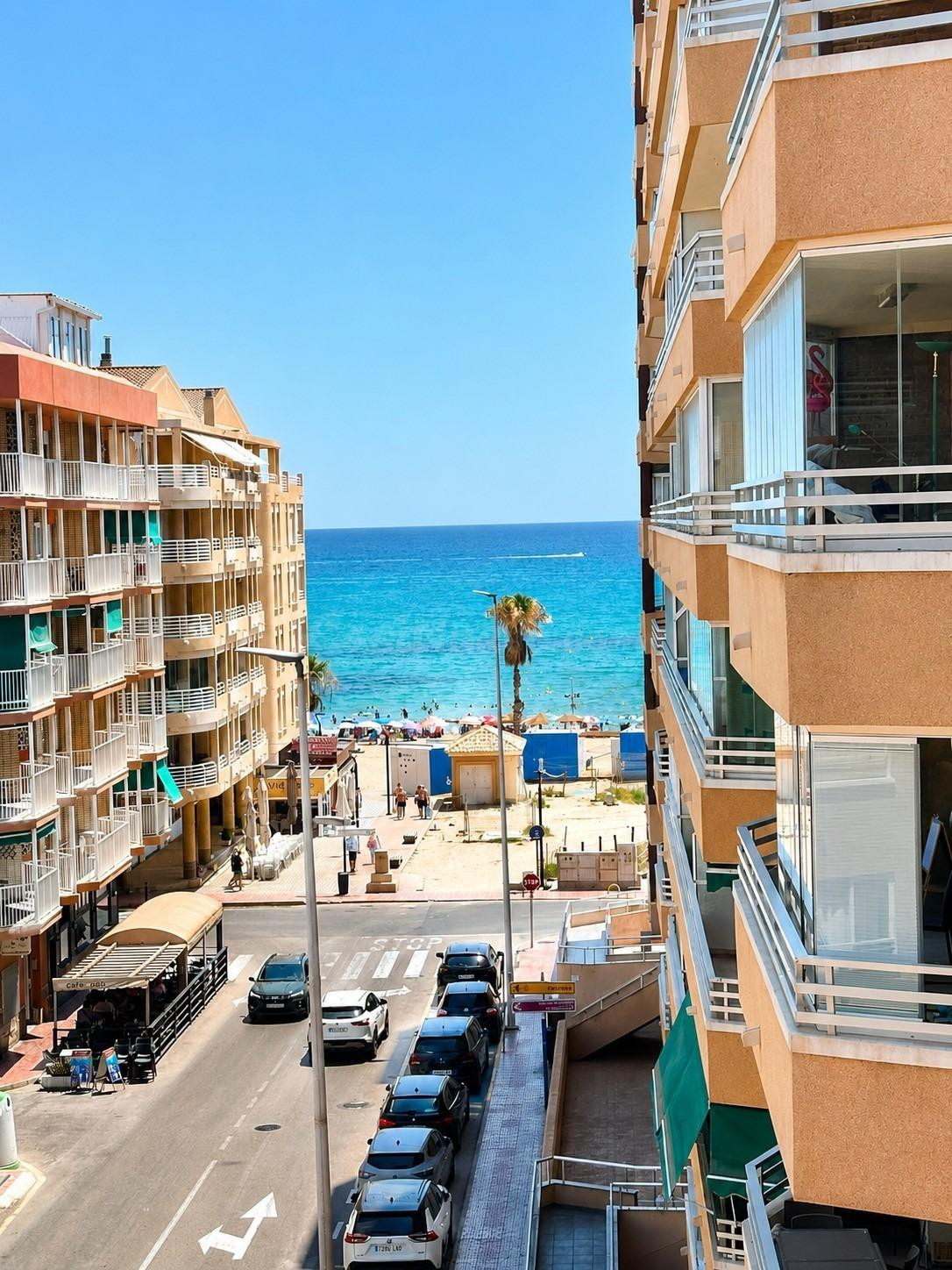 Apartamento totalmente reformado en el corazón de La Mata, a solo 50 metros del mar