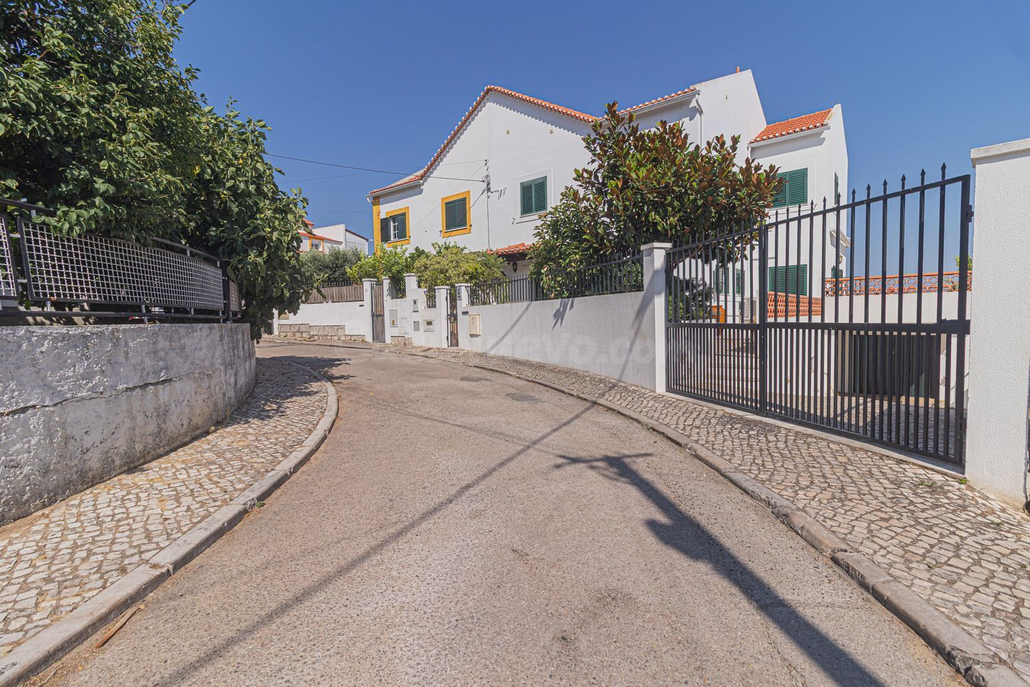 Moradia T5+1 com Cave + Garagem + Espaço Exterior no centro Almada