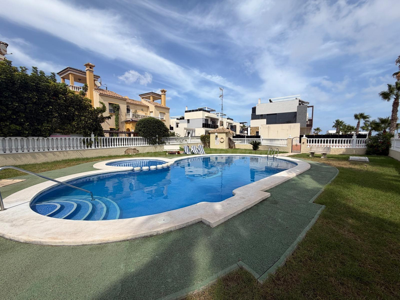 BUNGALOW BAJO EN ESQUINA CON 2 HAB 2 BAÑOS EN LOMAS DE CABO ROIG