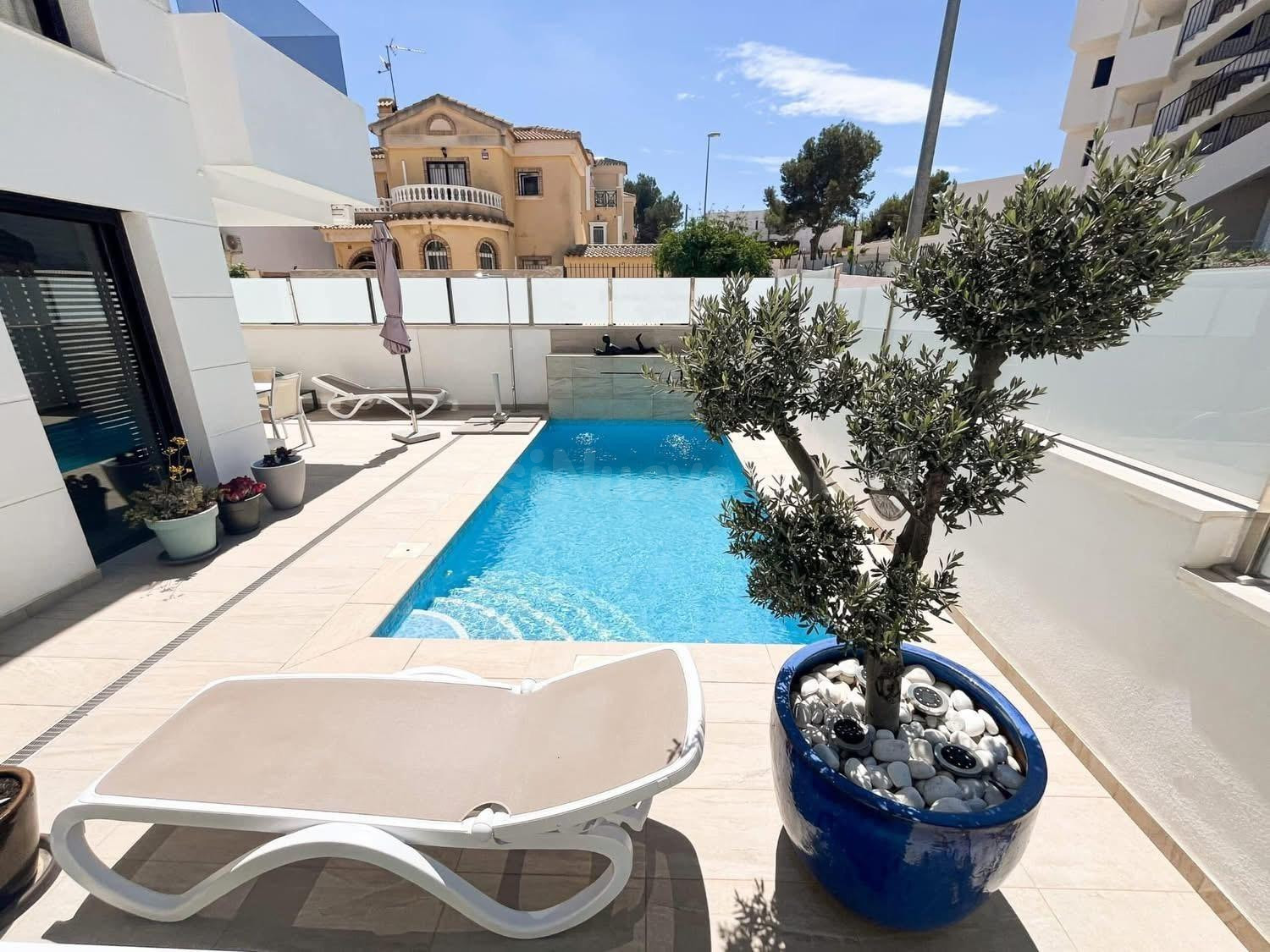 MAGNIFICA VILLA MODERNA CON PISCINA PROPIA, IDEAL PARA FAMILIAS
