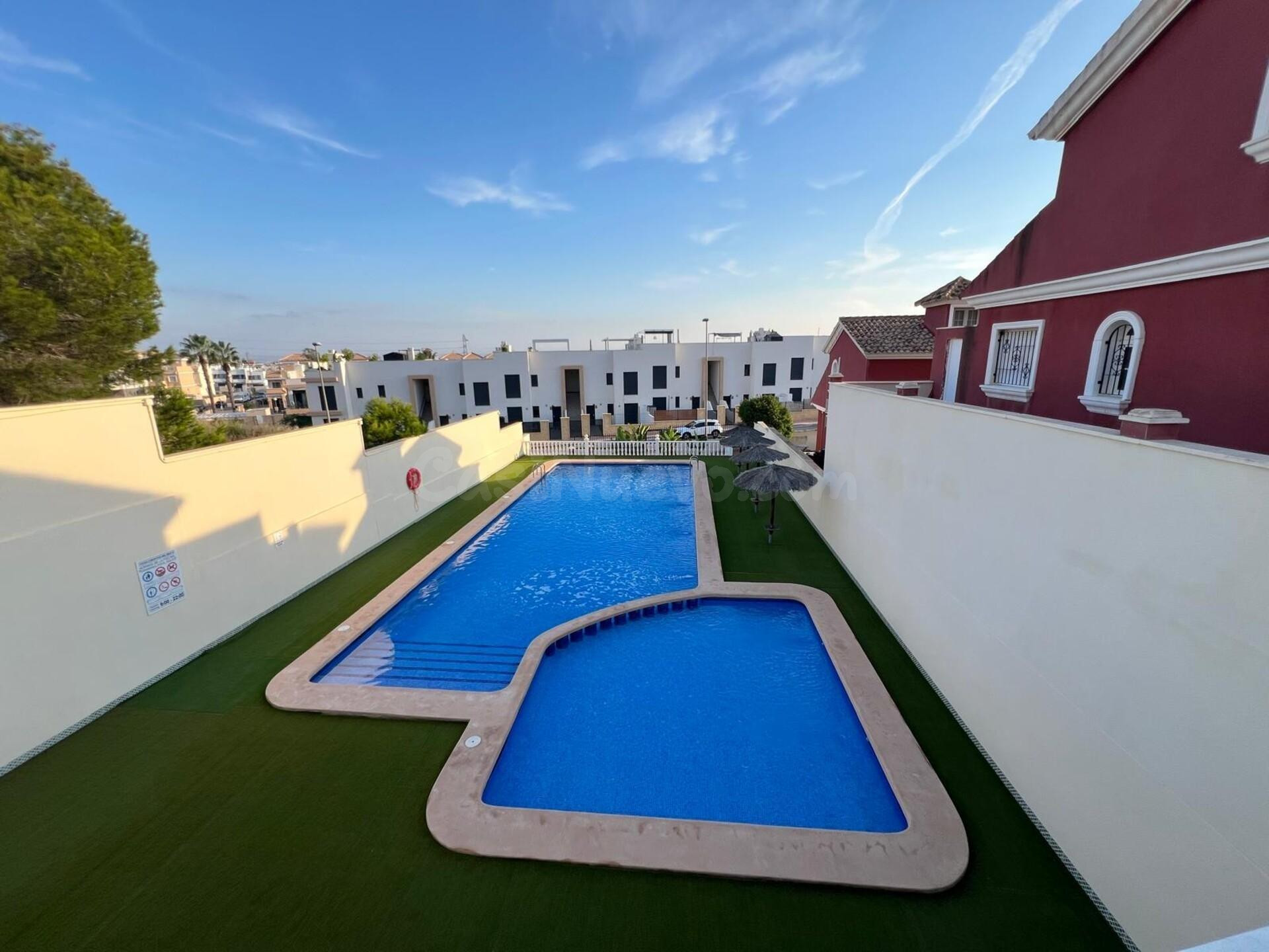 FANTASTICO ADOSADO COMO NUEVO, MUY COQUETO Y CON PISCINA COMUNITARIA