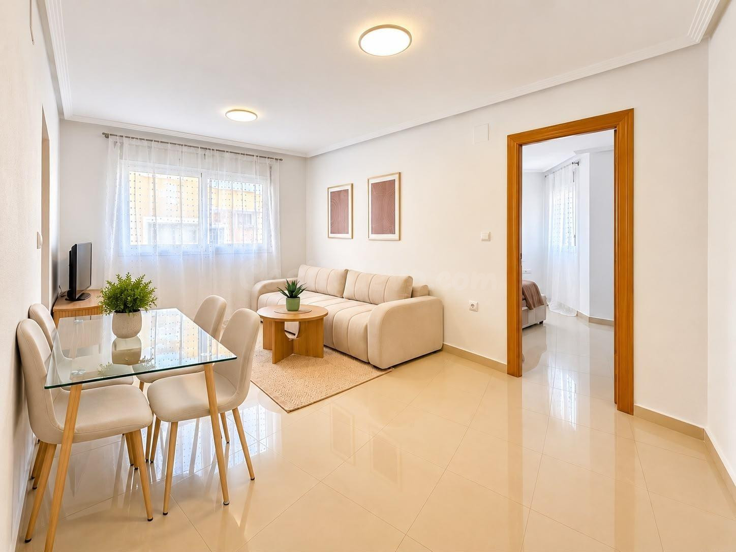 PRECIOSO Y COQUETO APARTAMENTO EN EL CENTRO DE TORREVIEJA, IDEAL PARA PERSONAS SOLTERAS