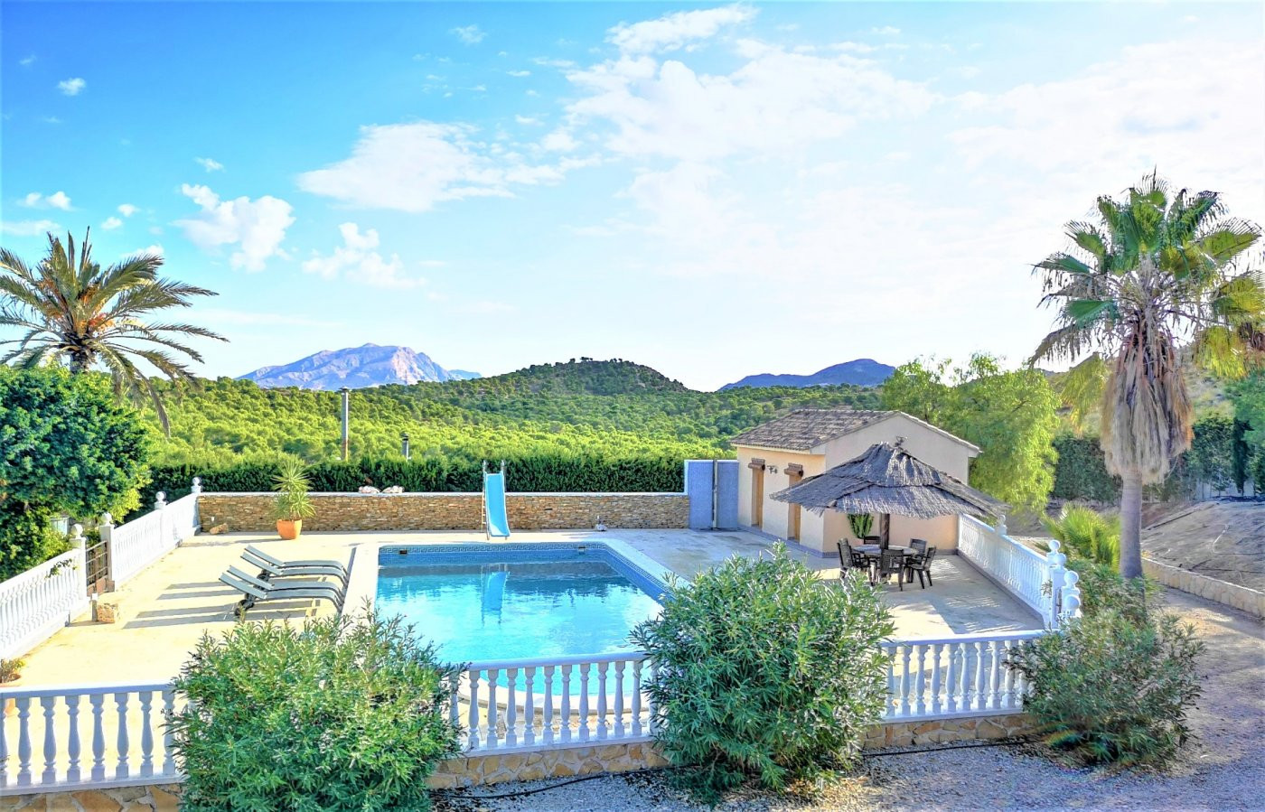 Se vende bonito chalet en entorno privilegiado en Murcia