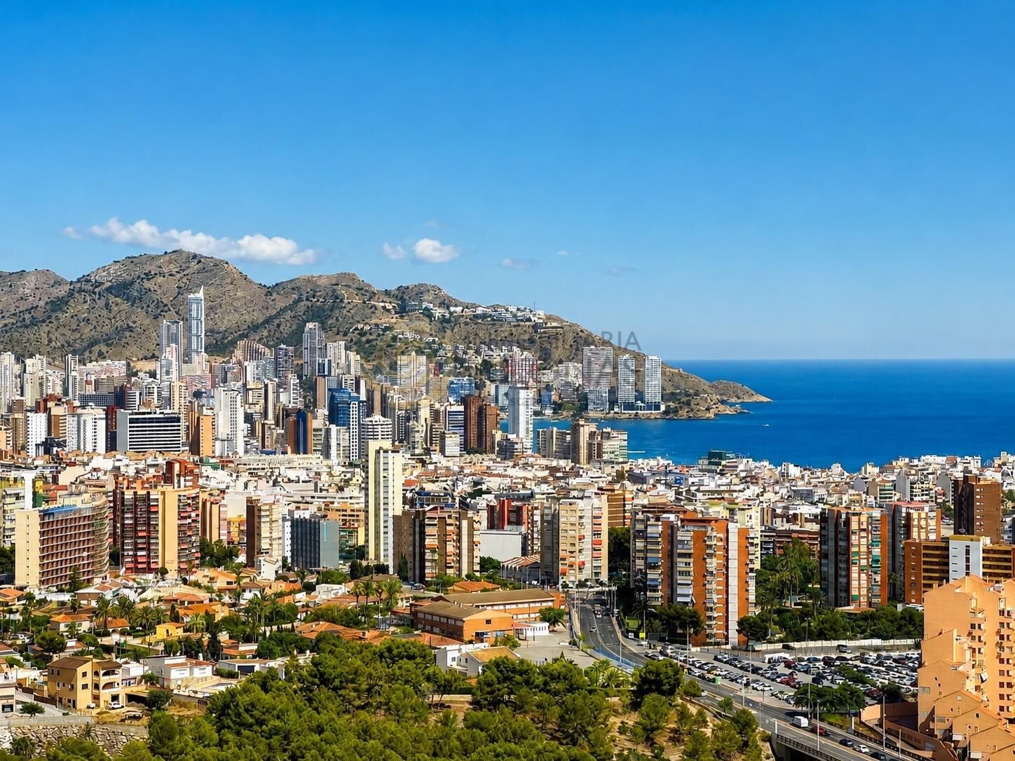 Vive en Vía Parque Benidorm con vistas al Mediterráneo – Apartamento de 2 dormitorios con terraza panorámica