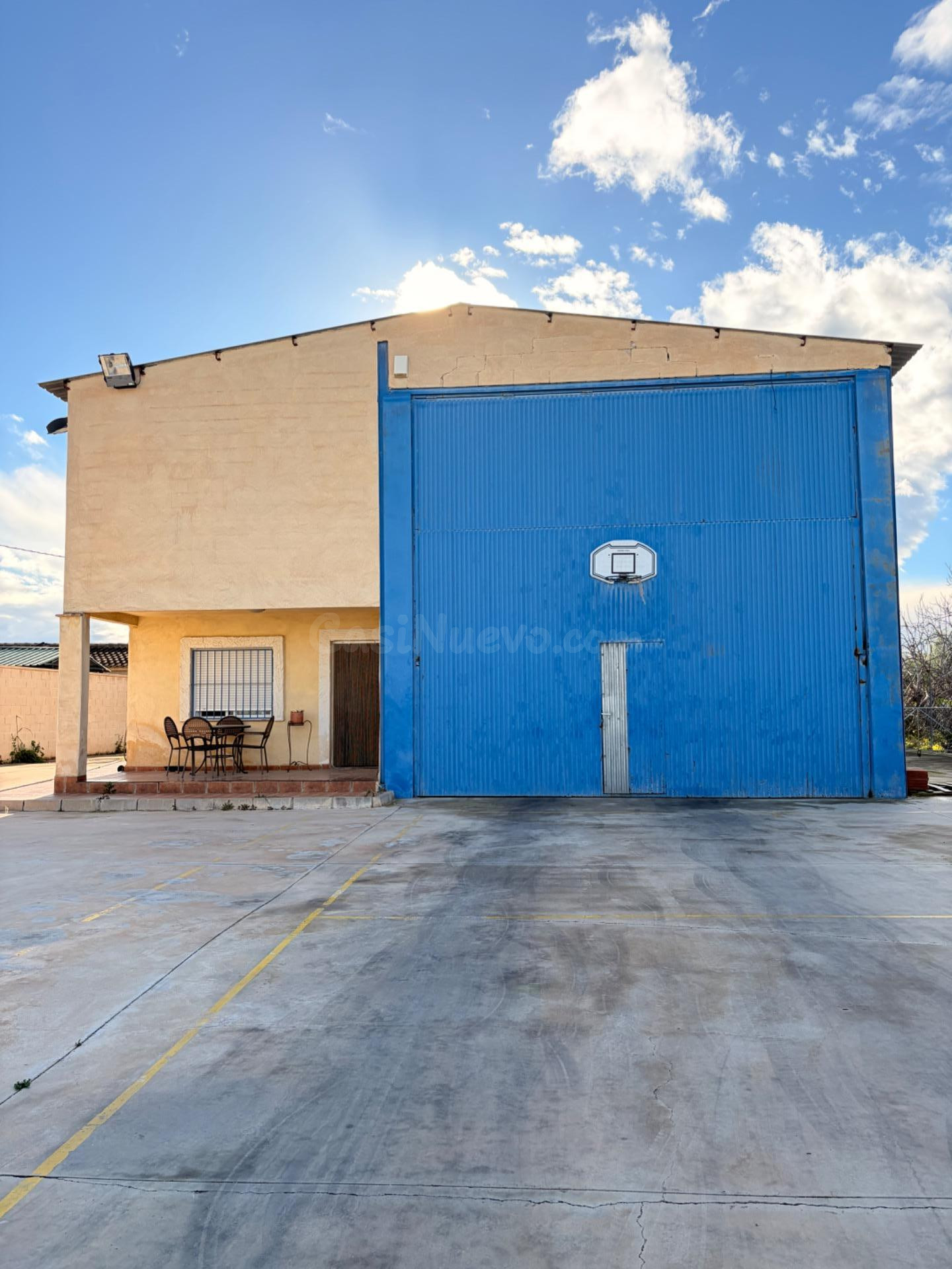 Parcela única con nave, vivienda tipo loft y zona de ocio en entorno tranquilo y bien comunicado