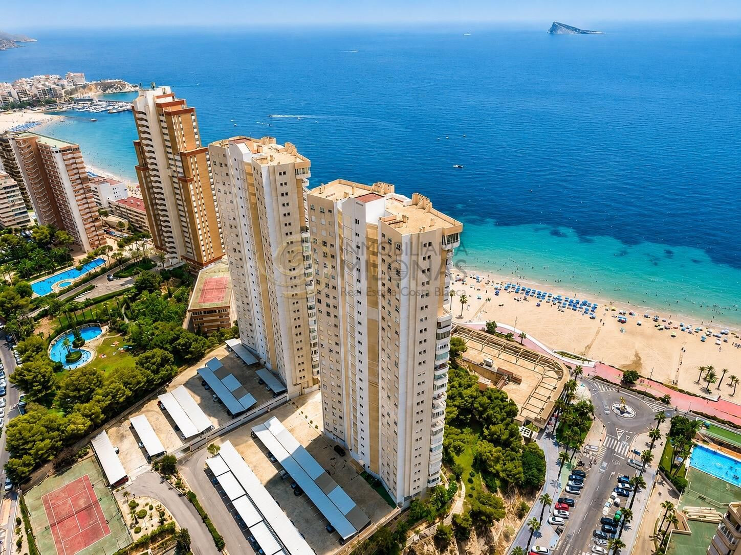 ✨ ¡Vive el lujo frente al mar! Espectacular piso de esquina en primera línea de la Playa de Poniente ️