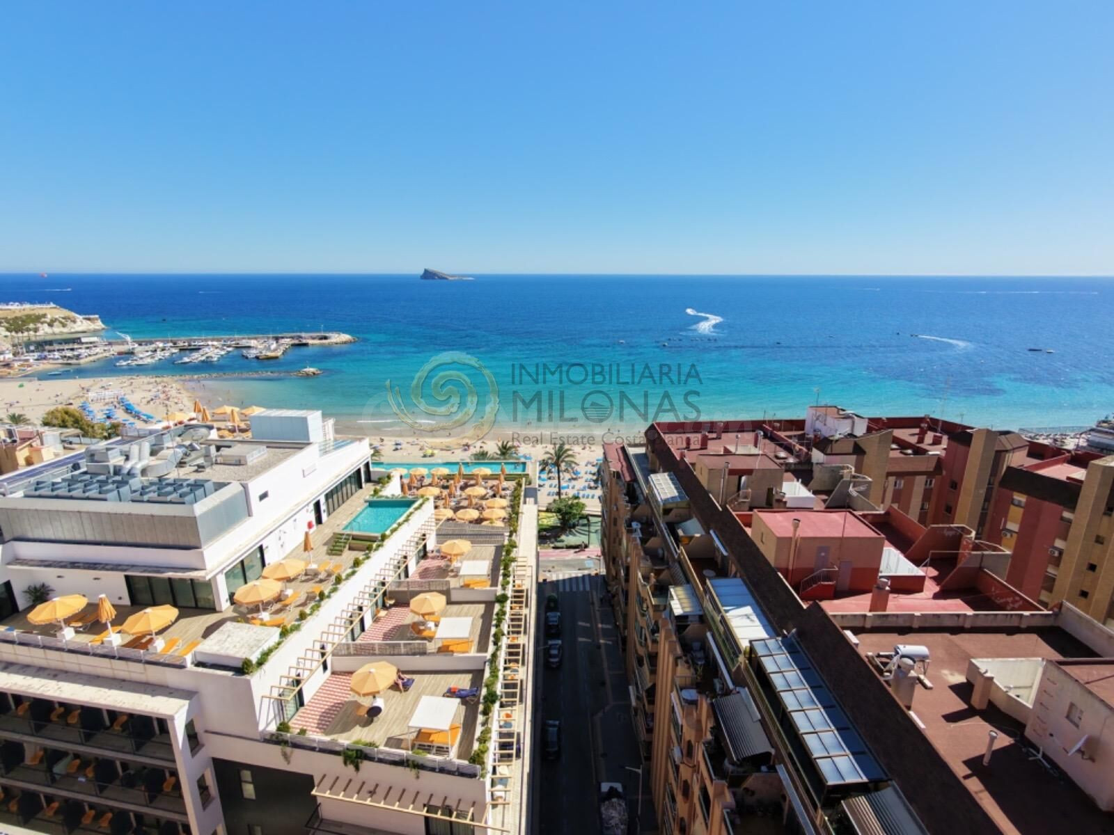 Vive junto al Parque de Elche en este amplio piso de 3 dormitorios con terraza y vistas al mar
