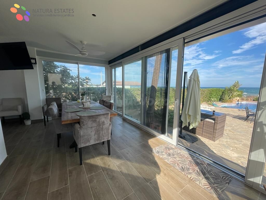 CHALET EN PRIMERA LINEA CON 5 DORMITORIOS PISCINA PRIVADA
