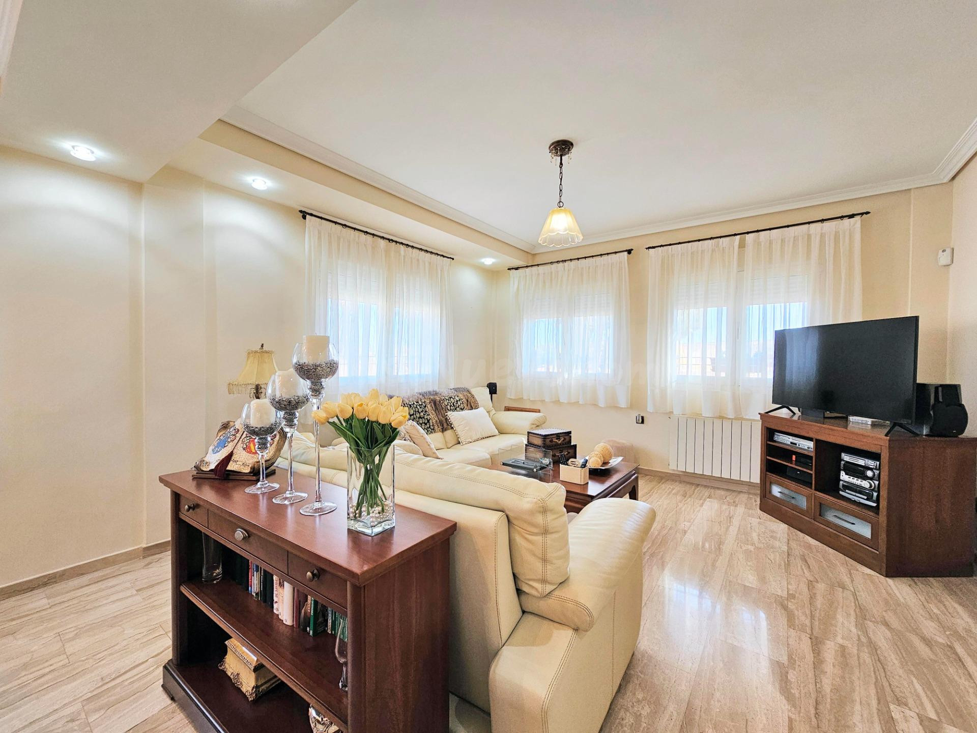 SE VENDE ESTUPENDO CHALET SITO EN Calle RICARDO BELVER, LA P - foto 3