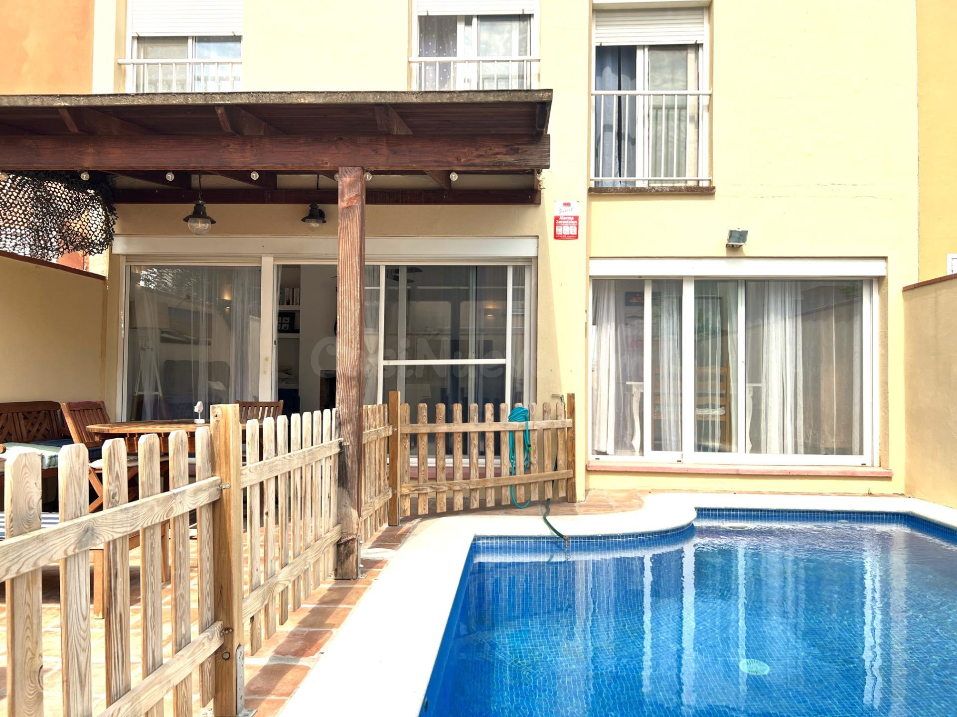 Casa adosada con piscina privada en Sant Pere Pescador