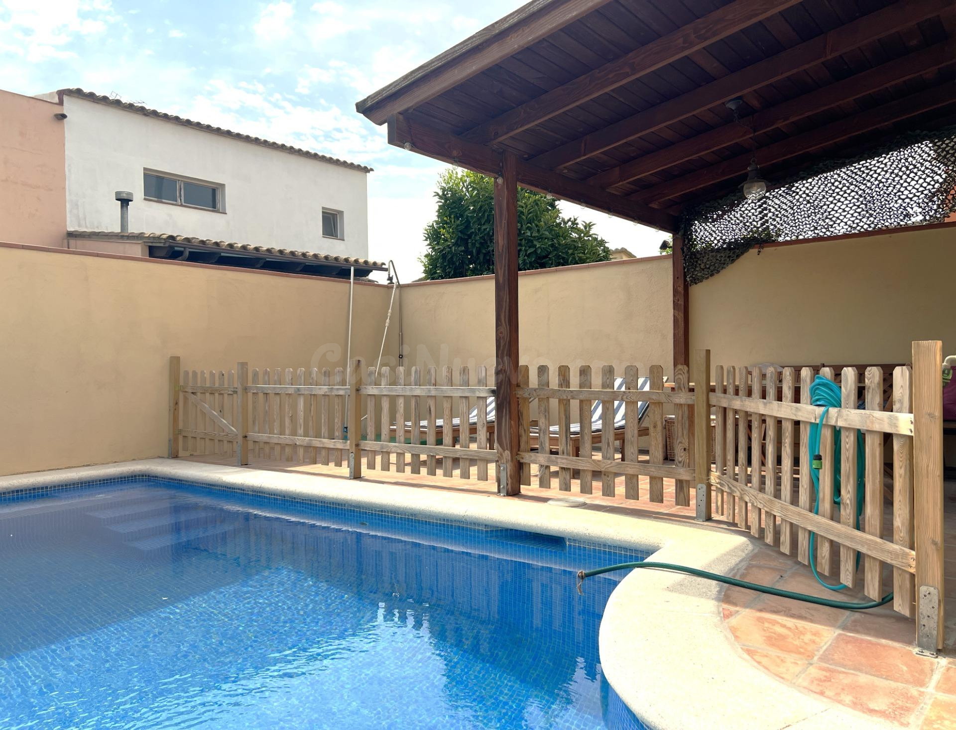 Casa adosada con piscina privada en Sant Pere Pescador - foto 2