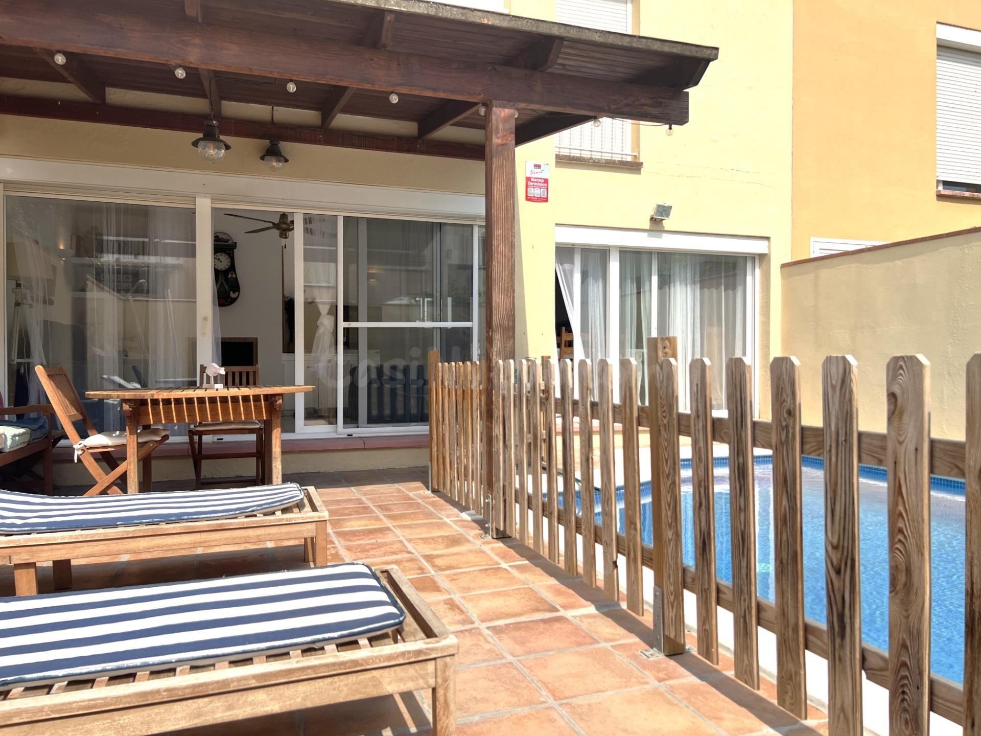 Casa adosada con piscina privada en Sant Pere Pescador - foto 4