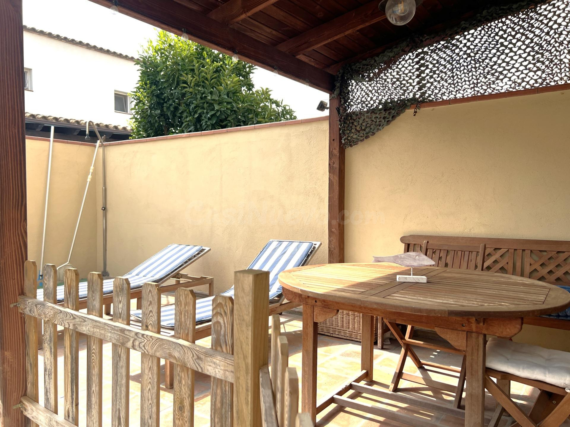Casa adosada con piscina privada en Sant Pere Pescador - foto 5