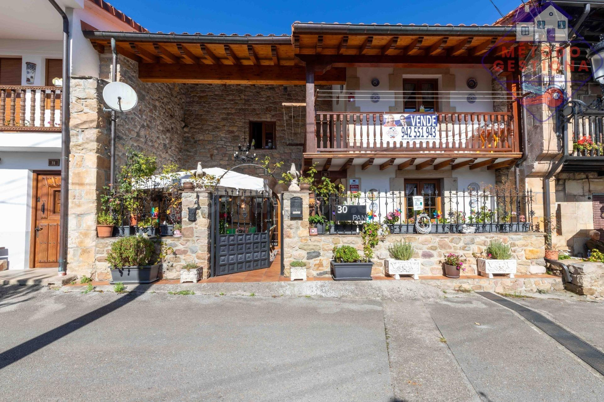 Casa de piedra y madera con dos terrazas en el corazon de Re