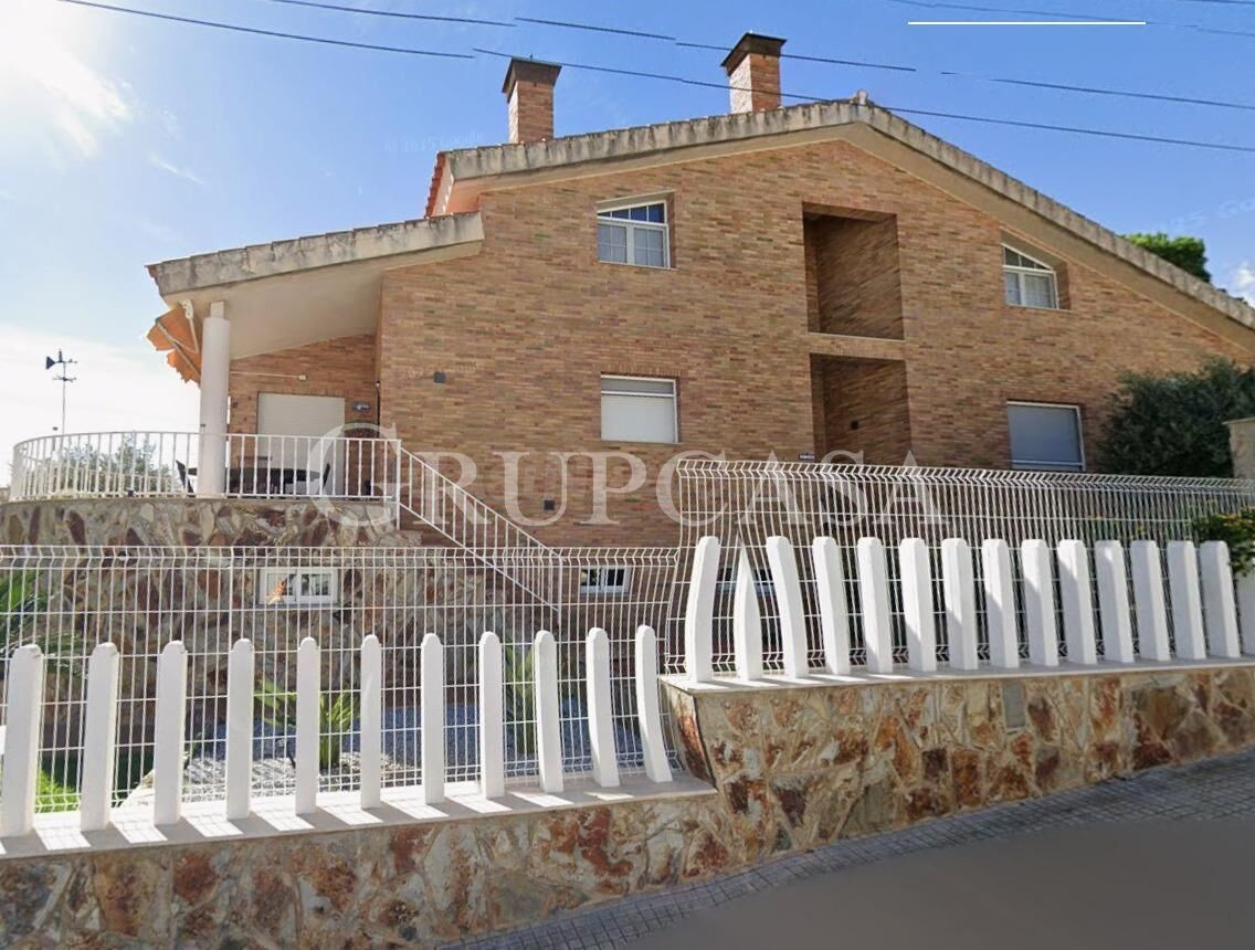 Fantástico chale de 275 metros   en la zona de Ampolla con piscina y vistas al mar