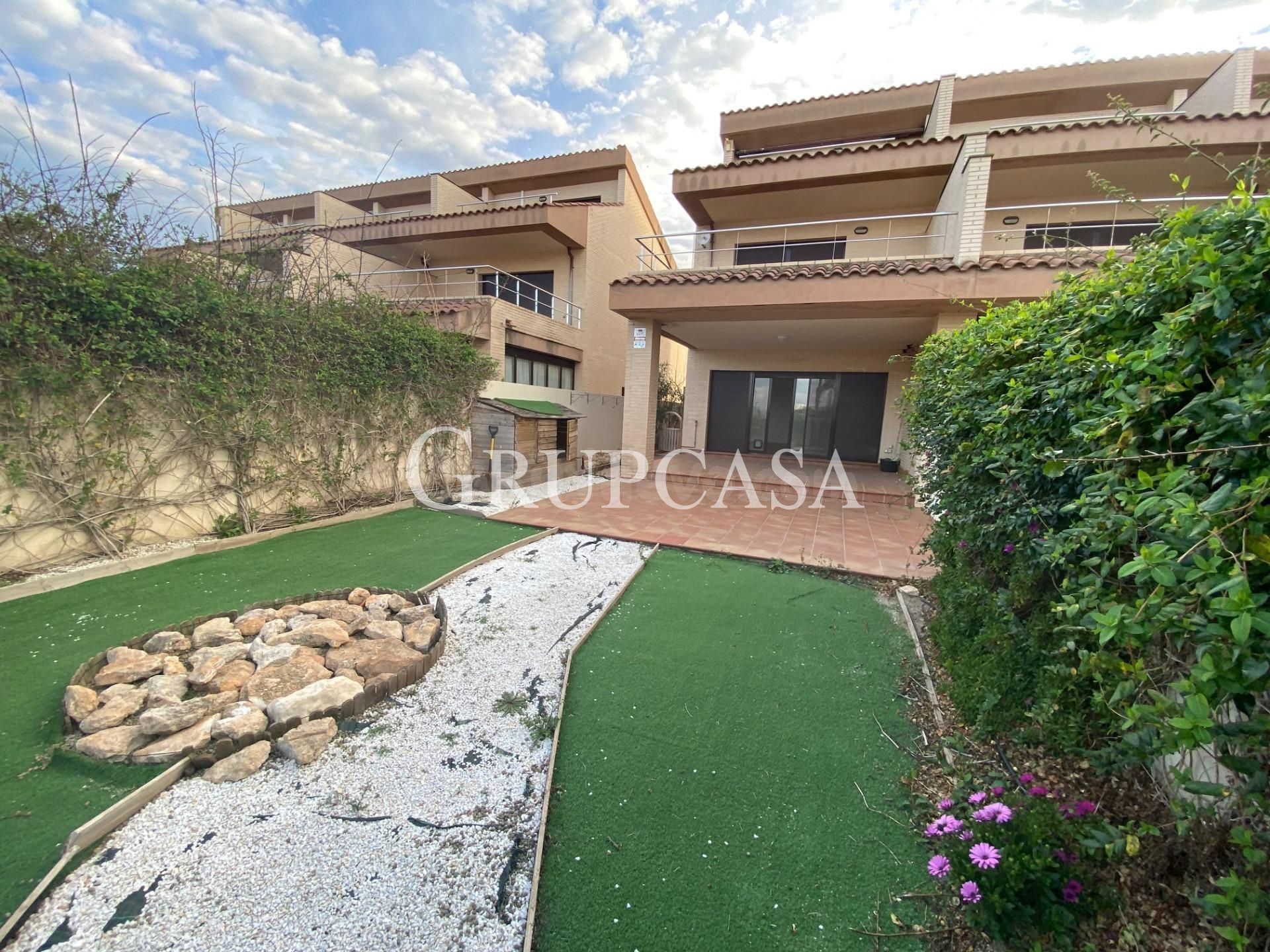 Fantastica casa apareada de 160 metros con tres plantas