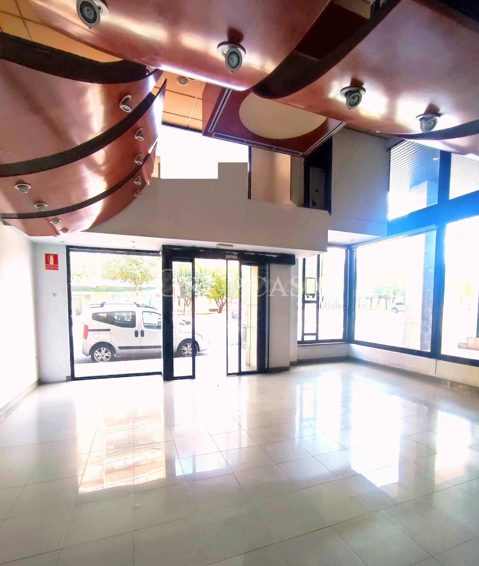 MAGNÍFICO LOCAL COMERCIAL A PIE DE CALLE EN AVDA DE LES GARR - foto 2
