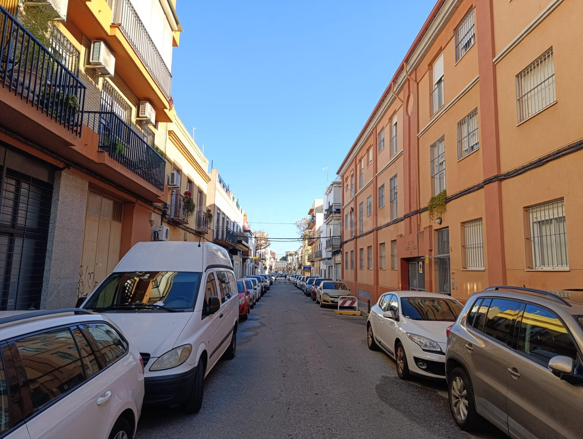 Se vende Local comercial en Maestro Falla, Cerro del Águila, Sevilla CON POSIBILIDAD DE CAMBIO DE USO A VIVIENDA.