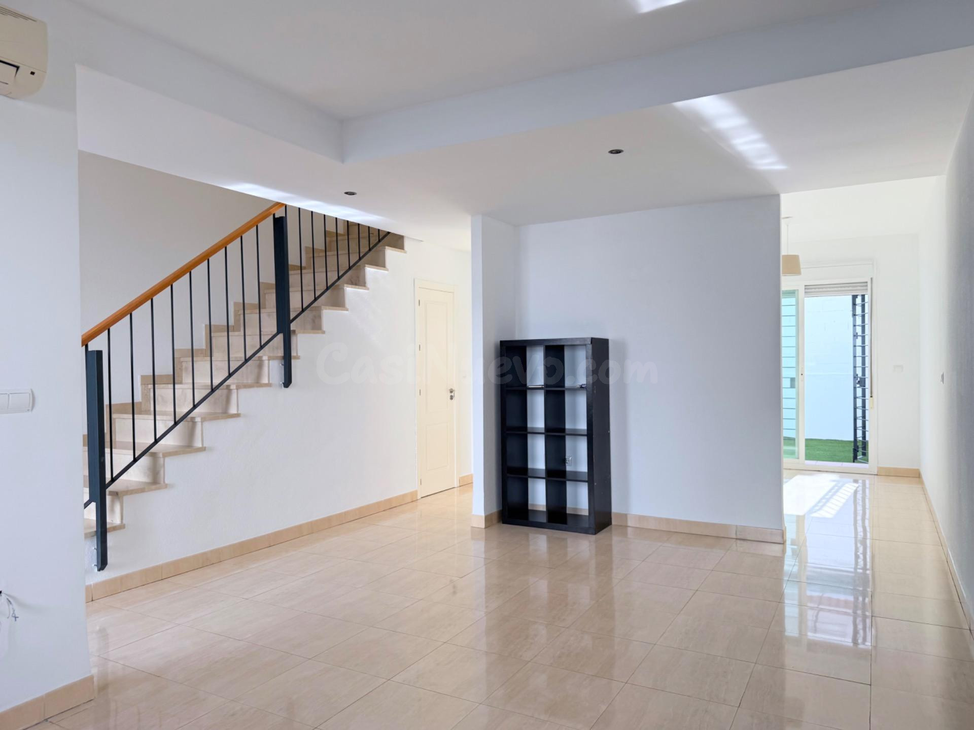 Casa adosada de 3 dormitorios con patio, terraza y dos plazas de garaje en Palomares del Río