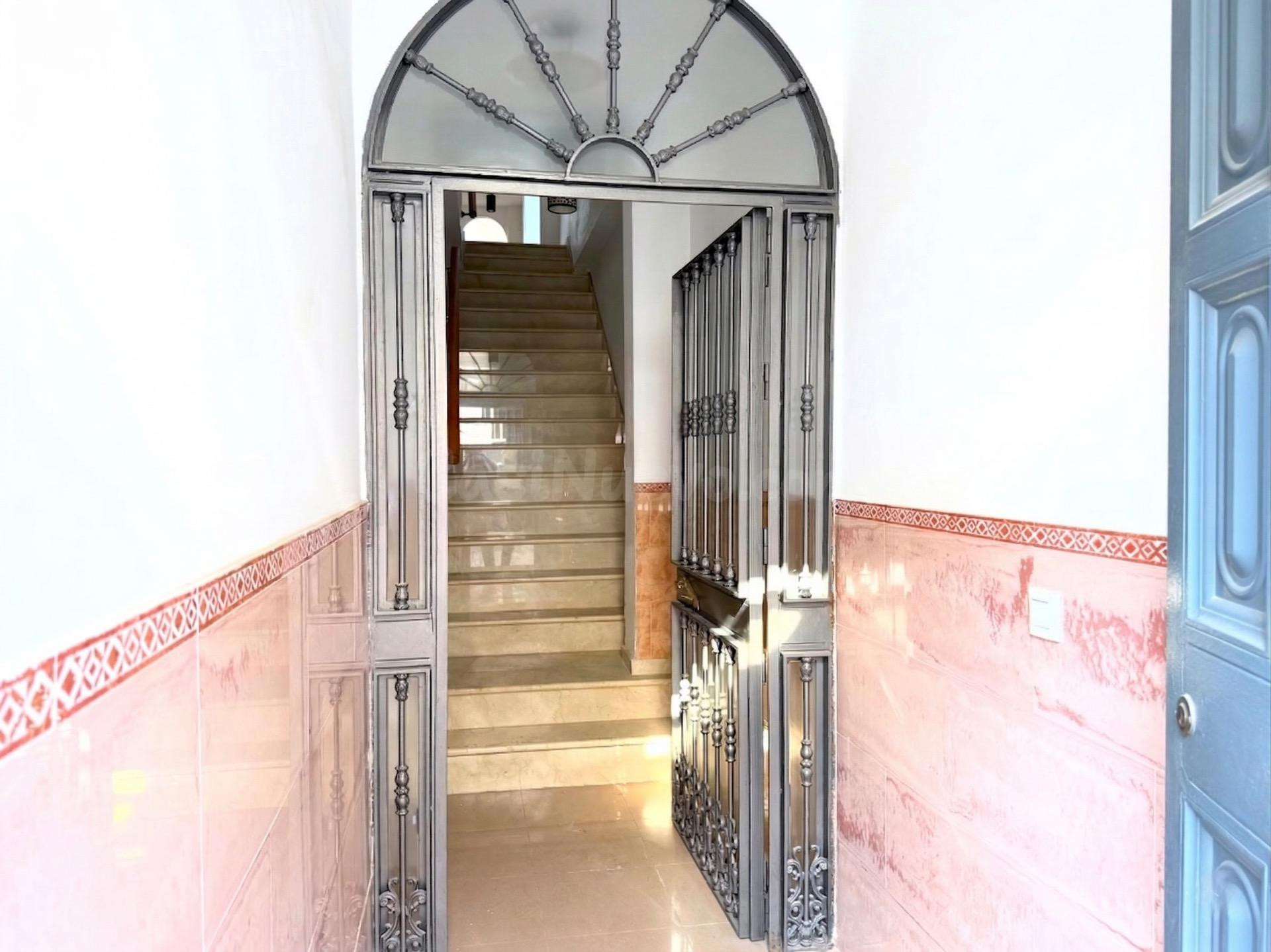 Casa adosada en Camas con 6 dormitorios, gran garaje, patio  - foto 2