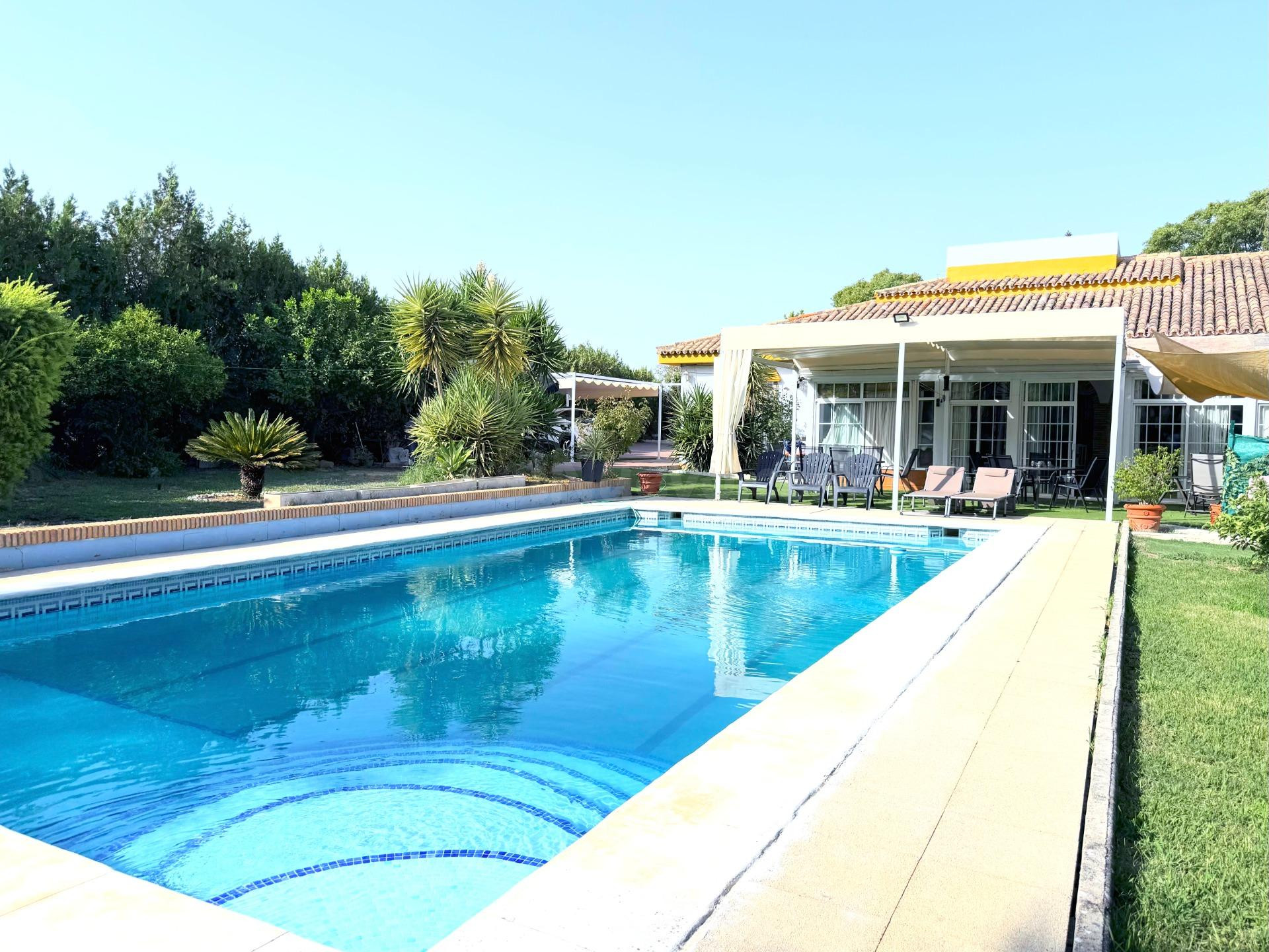 Exclusivo Chalet ubicado en parcela rústica con piscina y ap