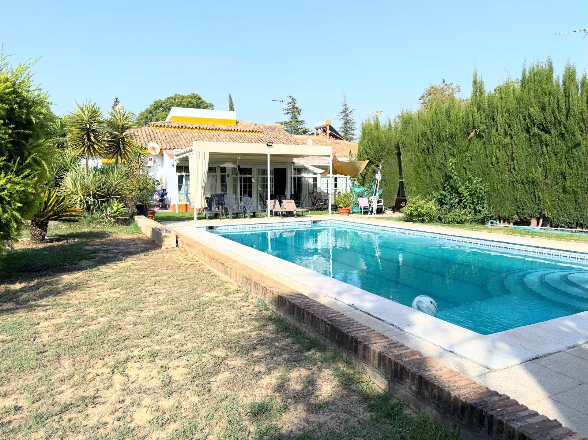Exclusivo Chalet ubicado en parcela rústica con piscina y ap - foto 3