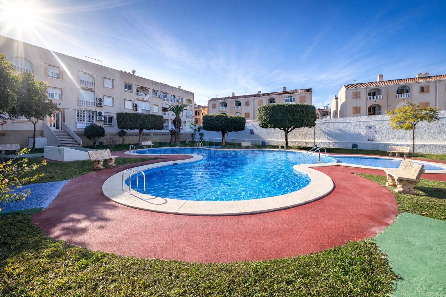 Apartamento de dos dormitorios en planta baja    con piscina comunitaria  cerca  de la PLaya del Acequion