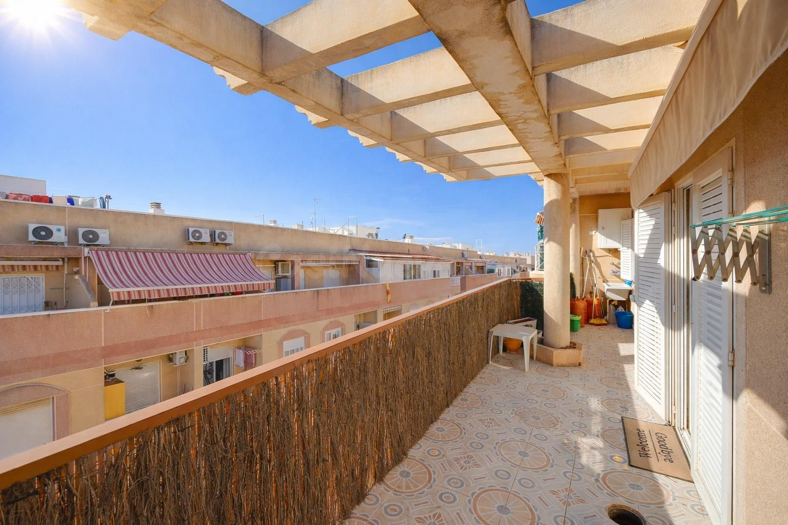 Ático de dos dormitorios y dos baños  con amplia terraza   en Torrevieja