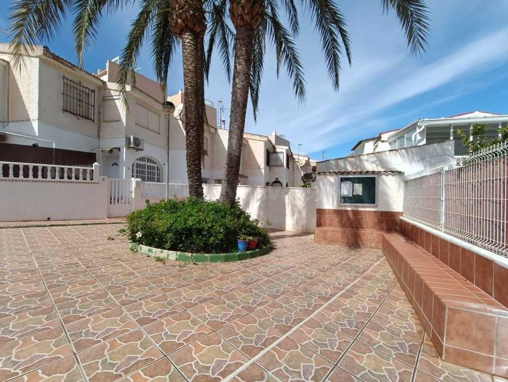 Bungalow  en planta  baja con vecinos  en planta de arriba ,  en la Playa de la Mata  a solo 400 m de la playa