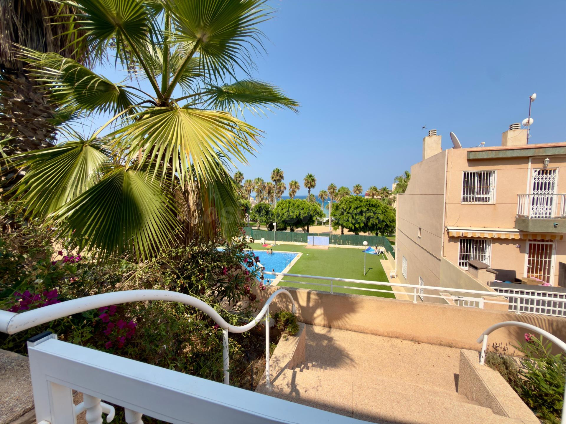 PLAYA , APARTAMENTO , GRAN PISCINA Y PLAZA DE GARAJE DOBLE EN CABO CERVERA ( LA MATA / TORREVIEJA ) . LO TIENE TODO .