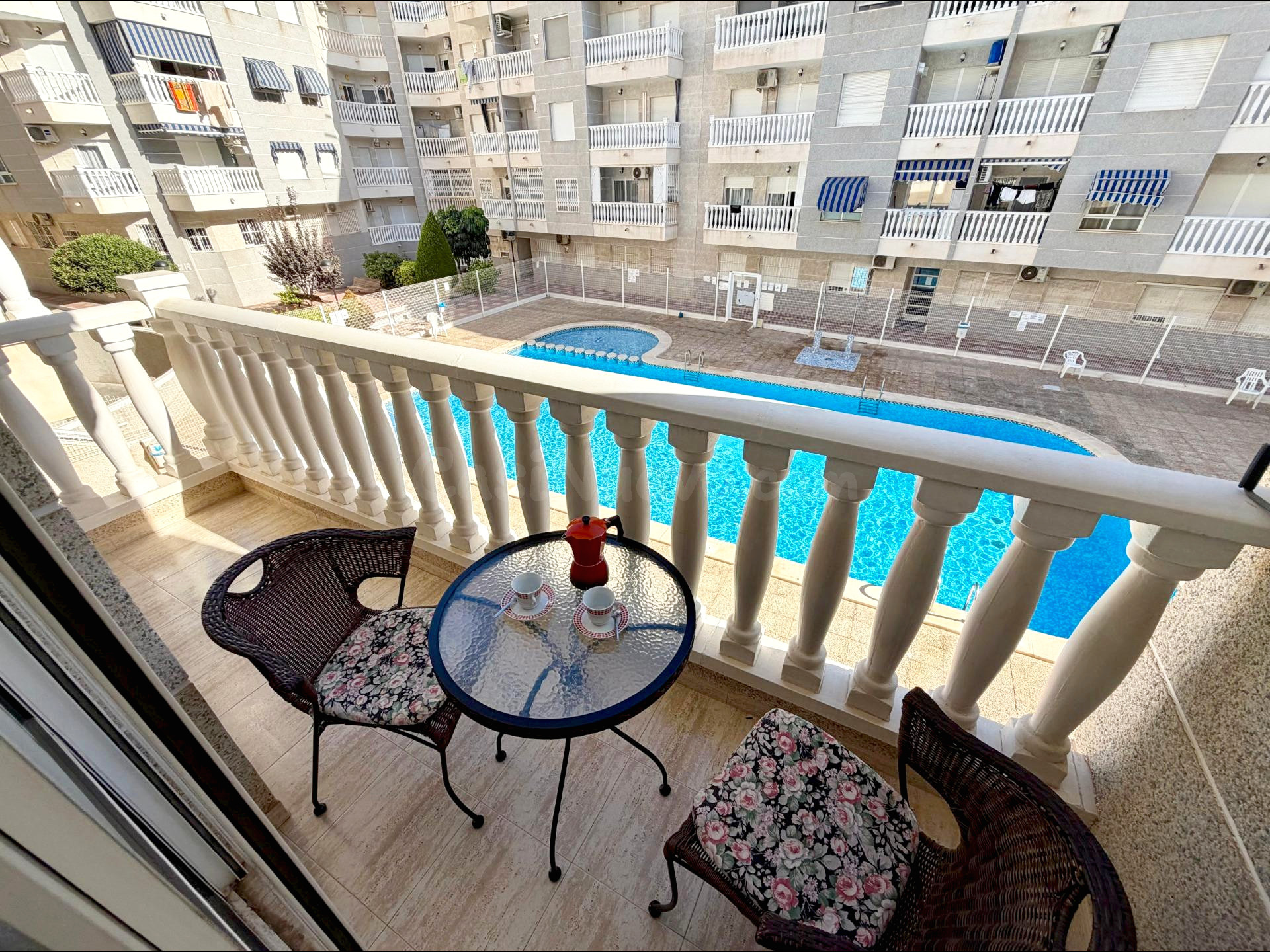 OCASION . APARTAMENTO DE DOS DORMITORIOS CENTRICO, CON PISCINA. CAFE, TERRAZA Y PLAYA CADA DIA .