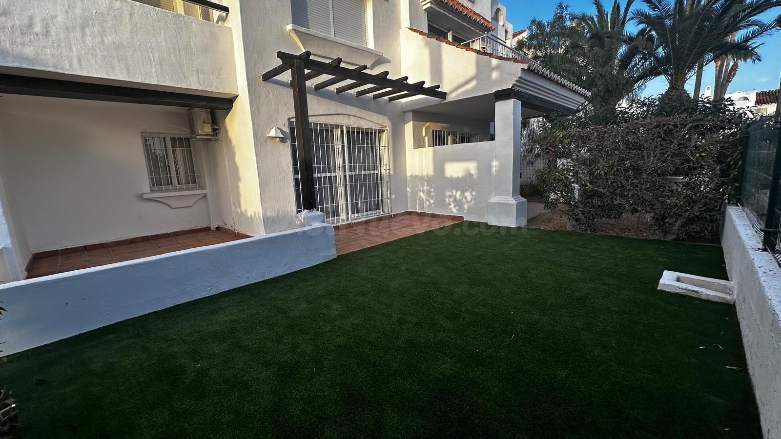 Alquiler para larga temporada en residencial de lujo junto al campo de golf de Roquetas de Mar
