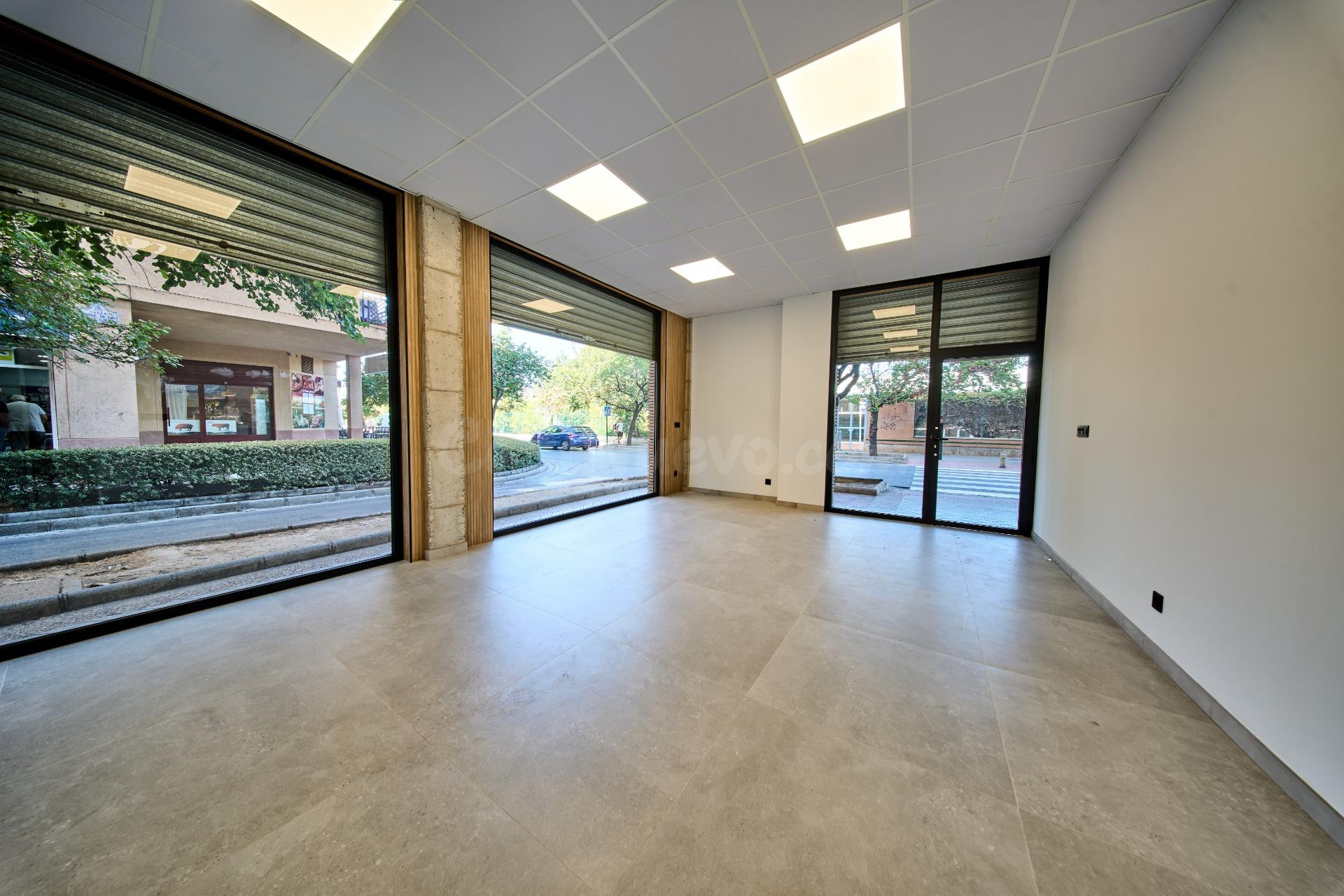 Local comercial en esquina recién reformado junto al Palacio de Deportes