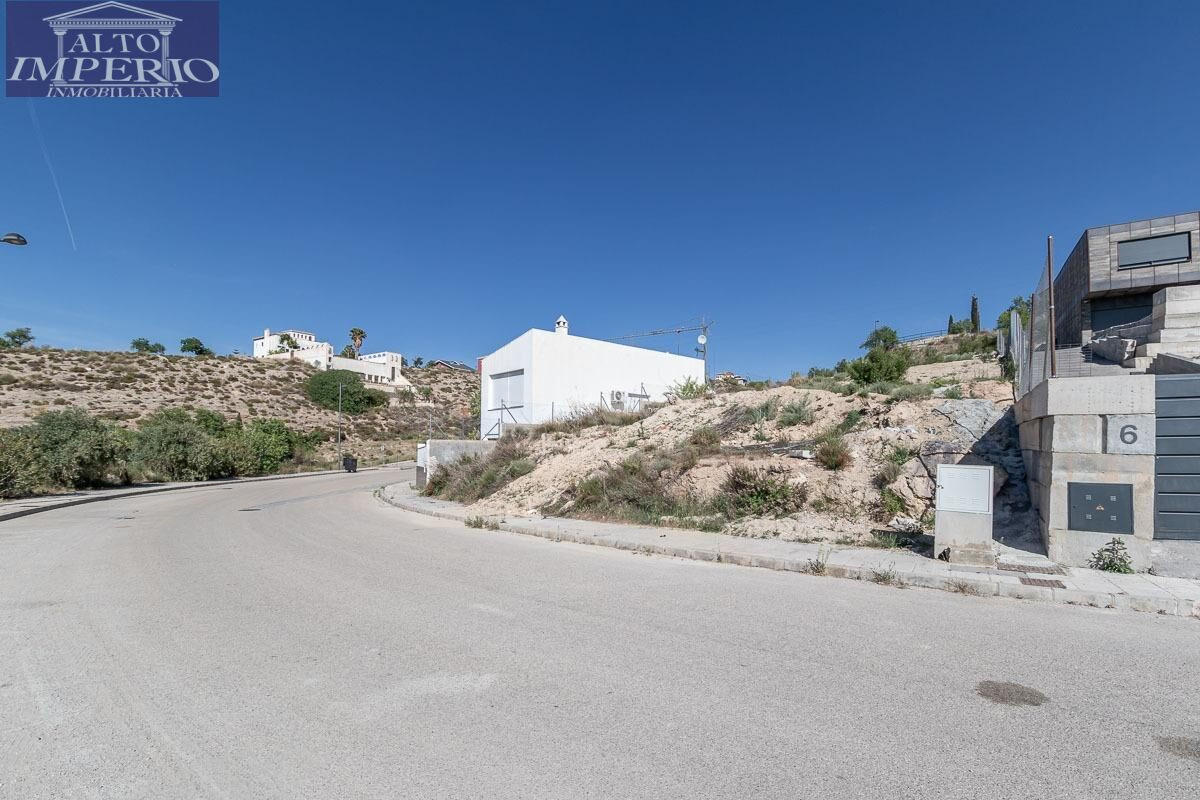 SOLAR URBANO EN ALTOS DE LA ZUBIA CON MAGNÍFICAS VISTAS