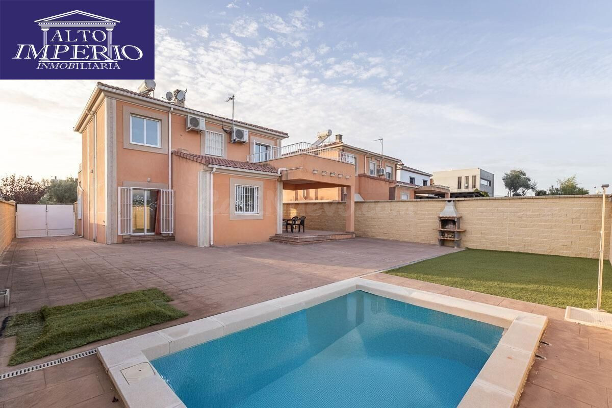 FANTÁSTICA CASA EN URBANIZACIÓN LOS CORTIJOS