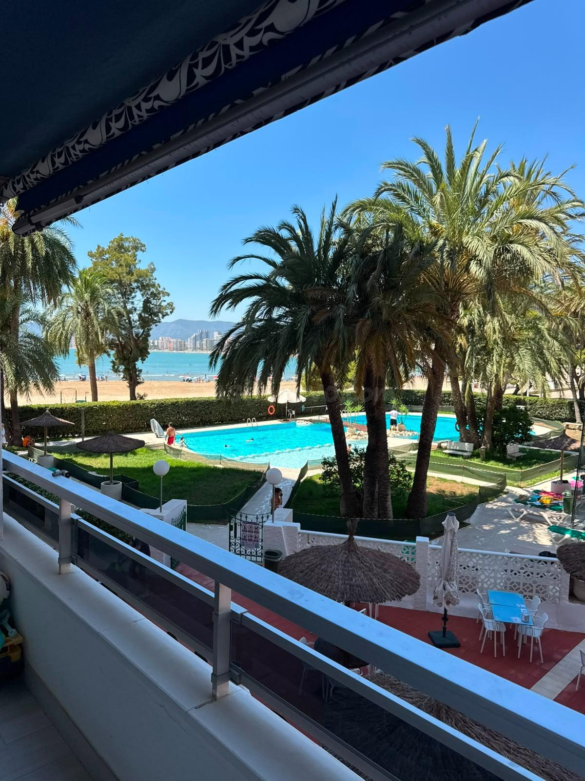 Apartamento reformado en primera línea de playa con vistas al mar.