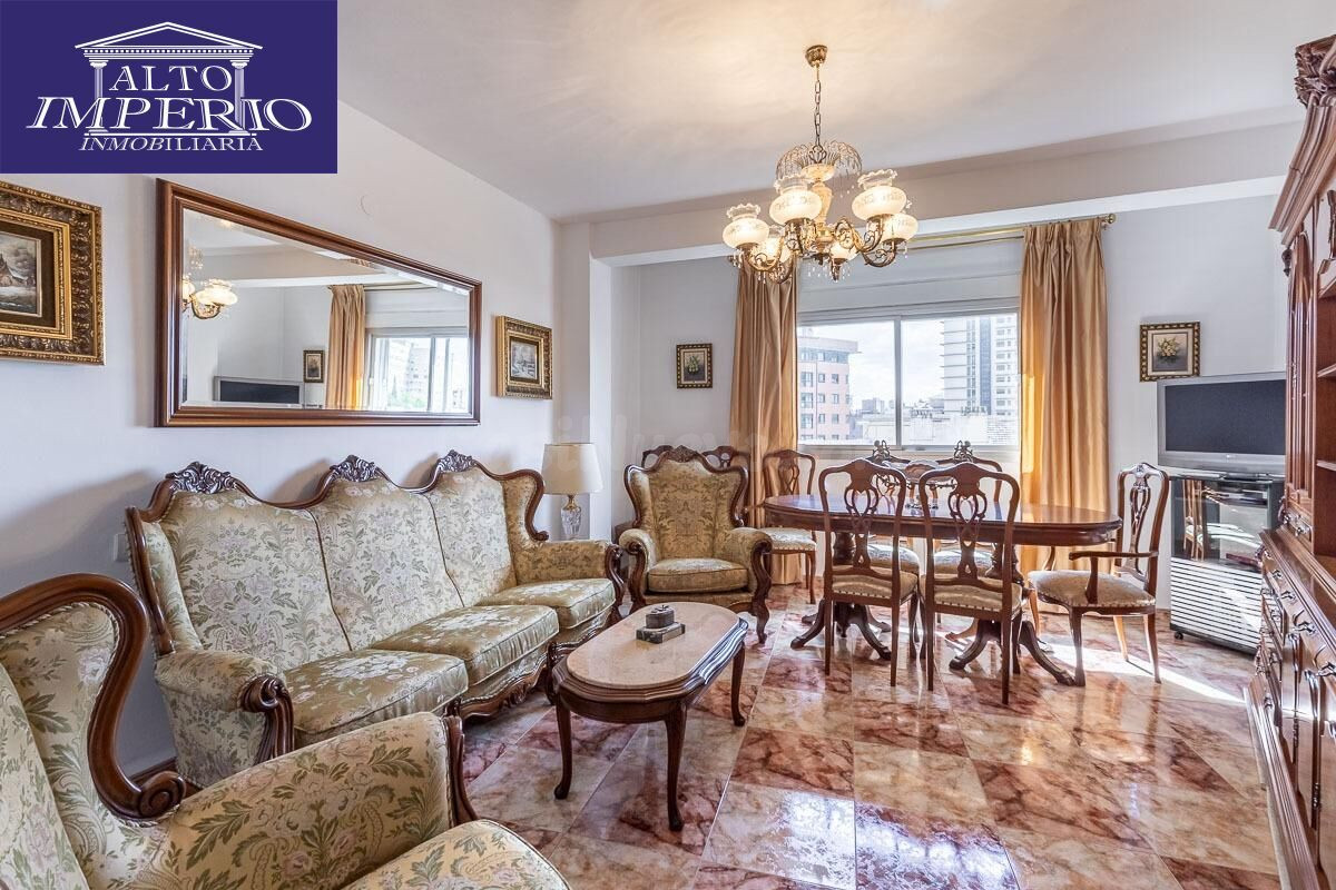 Piso señorial de 182 m2 en Avenida Madrid: amplitud, luz y posibilidades infinitas con garaje opcional.