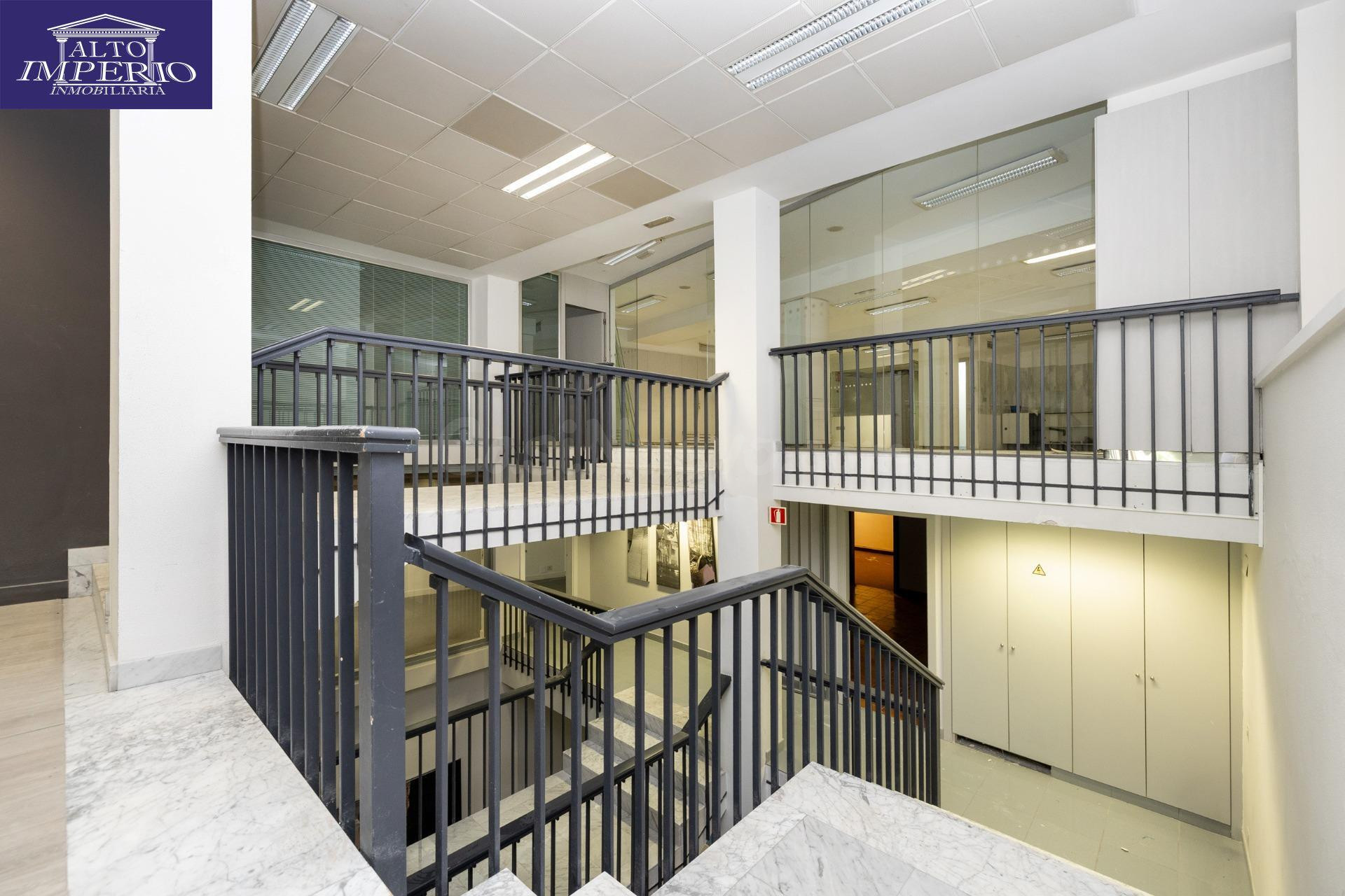 Local comercial con casi 1000 m2 en plena Gran via de Granada. Oportunidad única y exclusiva